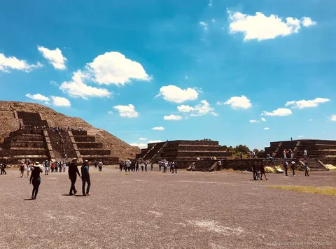 Private guide leading a group on the private Teotihuacan pyramids tour
