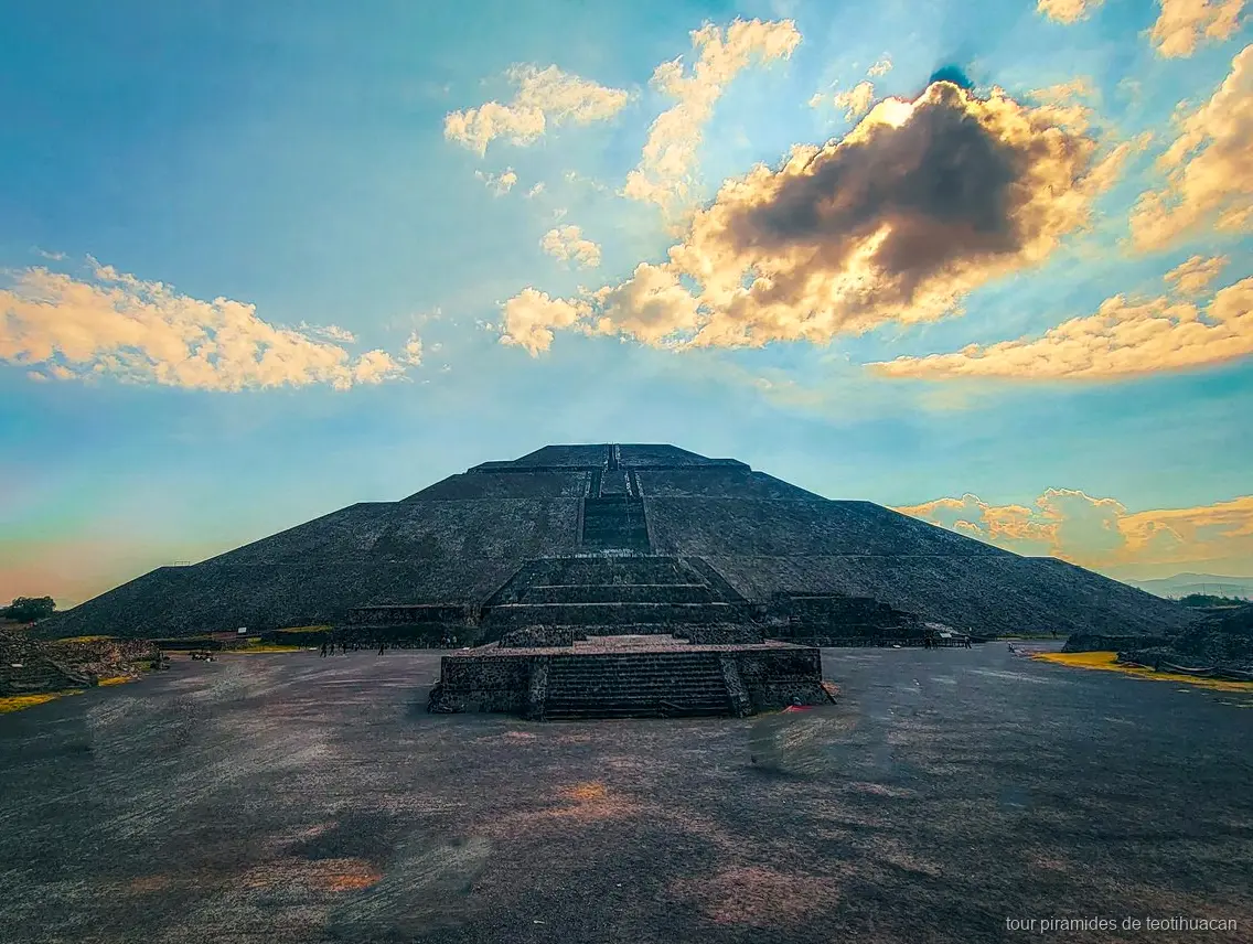 Panoramic view of the Teotihuacan pyramids accessible with the fast-track ticket