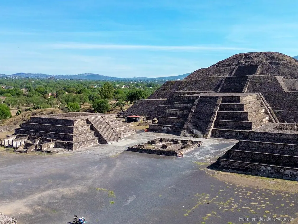 Local expert guide explaining the Pyramid of the Sun on a Teotihuacan walking tour