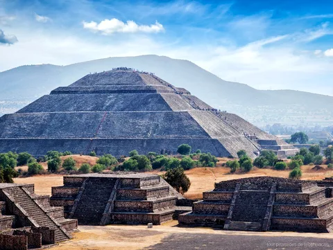 Group on the Teotihuacan, Tlatelolco and Guadalupe combo tour at the pyramids